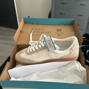 TOMS Women's Cream and Tan Sneakers